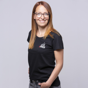 Alpenspinner-T-Shirt-schwarz-Damen-Model-vorne